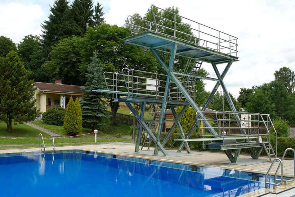 Der 14-Jährige fiel von der Fünf-Meter-Ebene des Sprungturms und verletzte sich dabei am Ein-Meter-Brett.