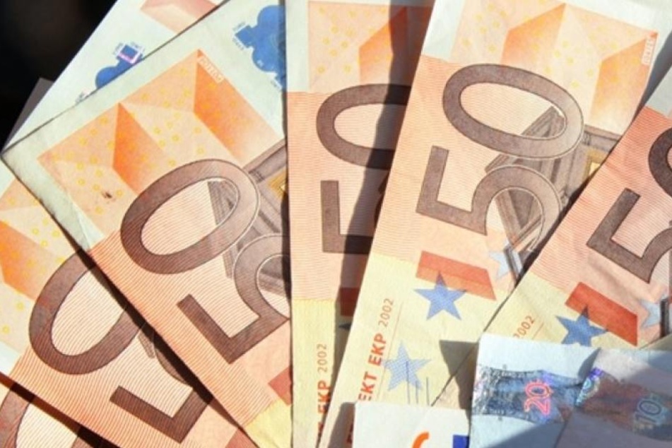 Der spendable Mann verteilte einfach so 50-Euro-Scheine in der Stadt. Die Polizei versucht nun herauszufinden, woher das Geld kommt.