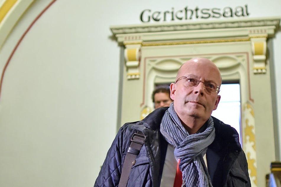Oberbürgermeister Bernd Wiegand wird schwere Untreue wegen überhöhter Bezahlung dreier enger Mitarbeiter vorgeworfen.
