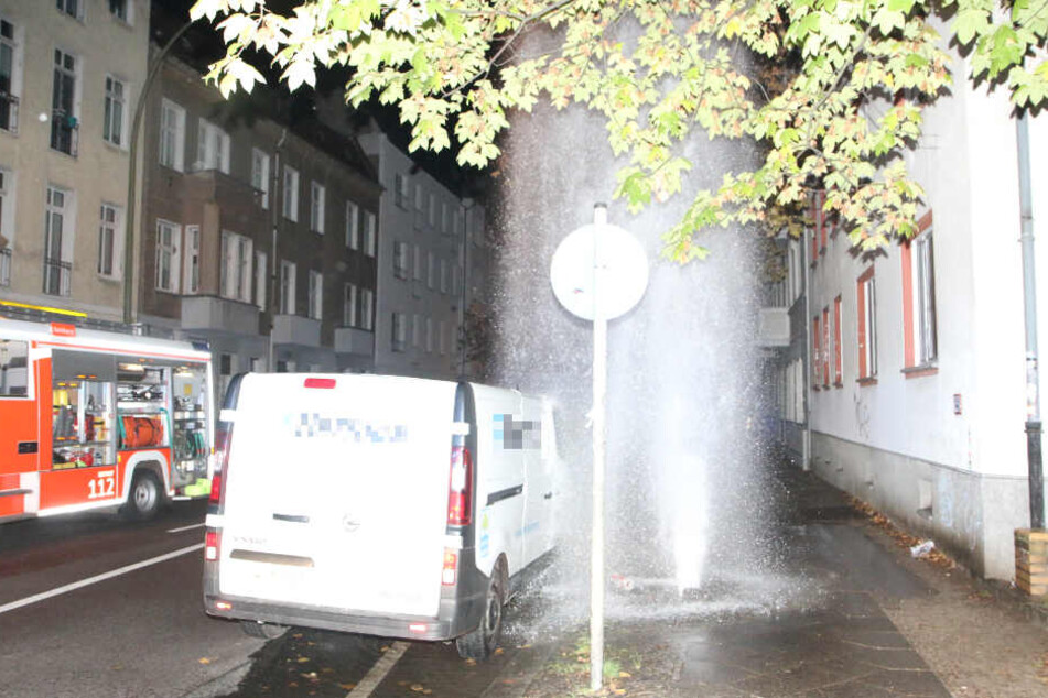 Nachdem das Wasser abgestellt wurde, konnten Feuerwehr und Polizisten den Transporter begutachten.