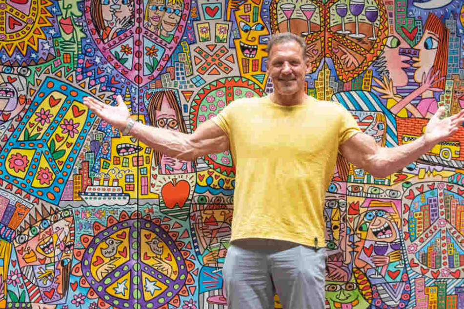 Moeller vor einem Werk des Künstlers James Rizzi.