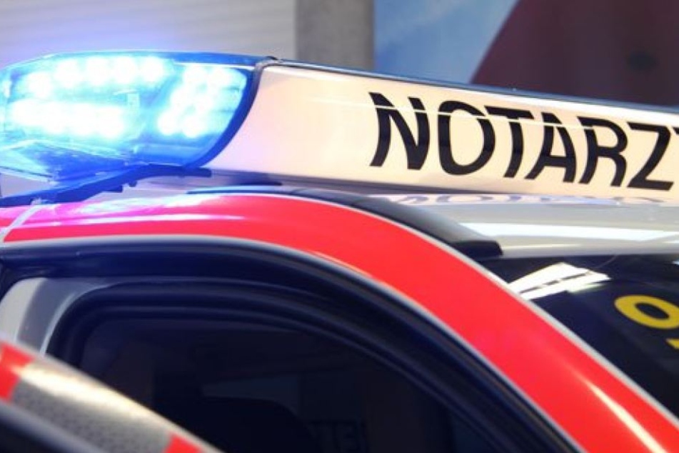 Warum die 29-Jährige von der Fahrbahn abkam, ist noch unklar. Rettungskräfte konnten nur ihren Tod feststellen. (Symbolbild)