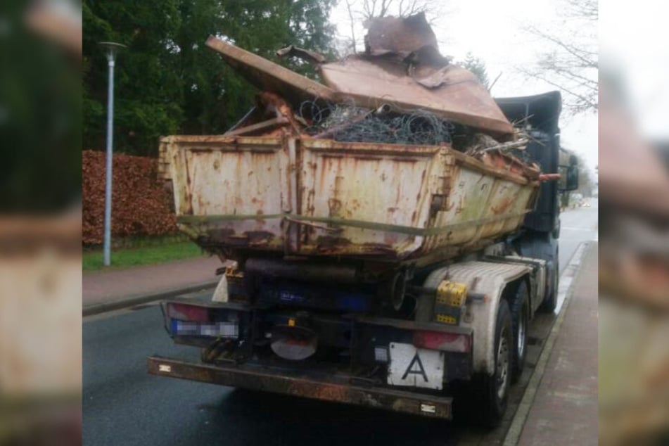 Die Schrottladung auf dem Lastwagen war ungesichert.
