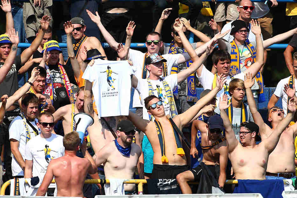 Lok-Fans supporten ihr Team, einige Anhänger drehten jedoch durch.