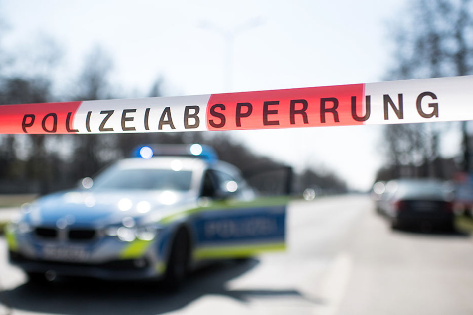Die Polizei fahndet weiterhin nach den mindestens fünf Männern, die sechs Personen attackiert haben sollen.