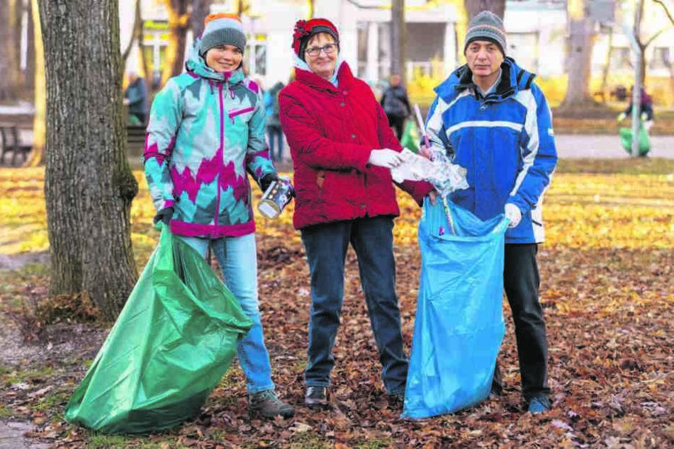Franka Berger (26), Christine Schulze (65) und Nader Zabze (50) halfen beim Neujahrsputz auf dem Sonnenberg.