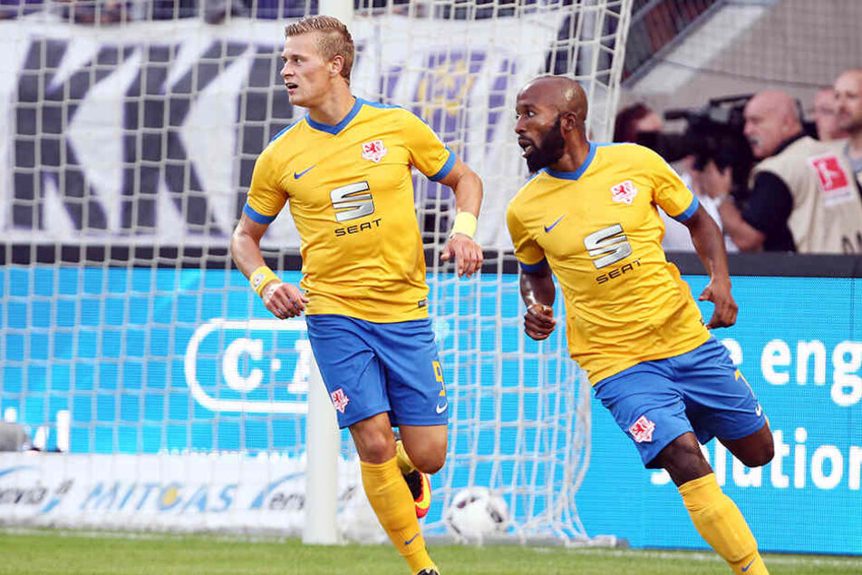 Dominik Kumbela (r.) traf zum 1:0 für die Eintracht.
