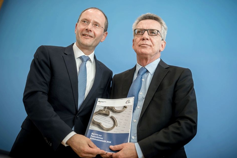 Sachsens Innenminister Markus Ulbig (li.) und Bundesinnenminister Thomas de Maizière präsentierten am Montag in Berlin die Kriminalitätsstatistik 2016.