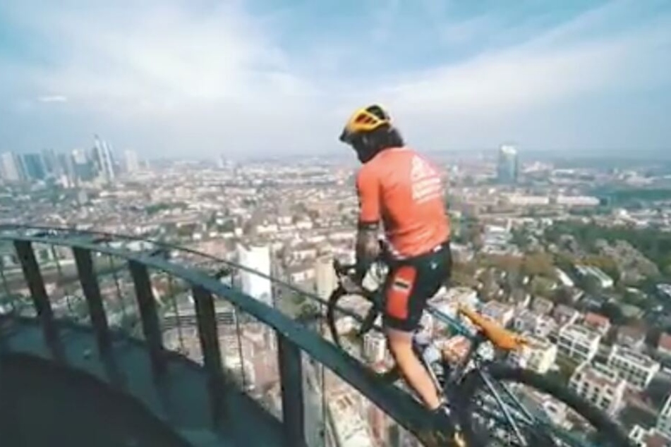 Wahnwitz in etwa 140 Meter Höhe: Vittorio Brumotti auf dem Henninger Turm in Frankfurt.