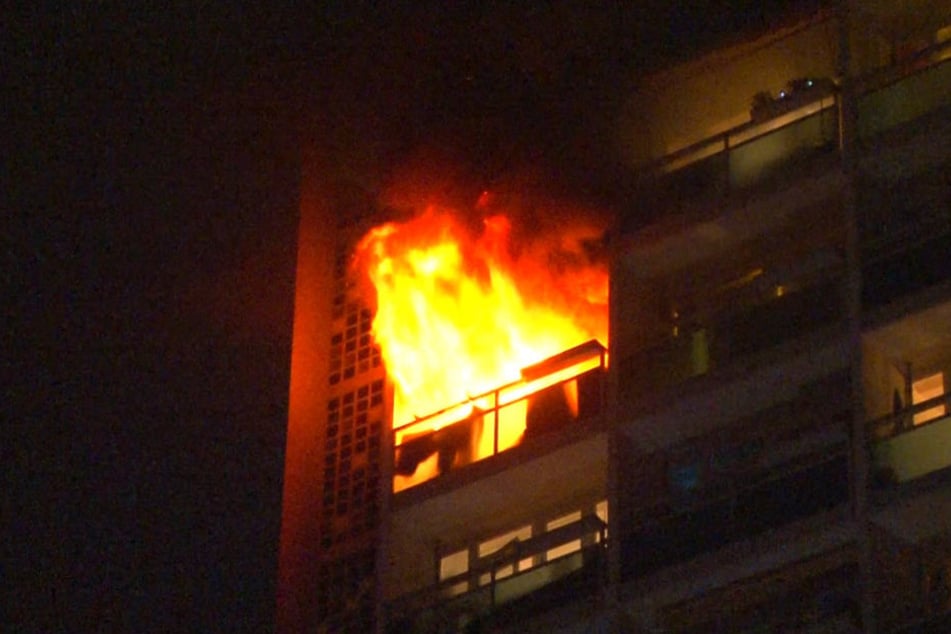 In einem 19-geschossigen Hochhaus in Berlin-Friedrichsfelde hat es in der Nacht zu Montag gebrannt.