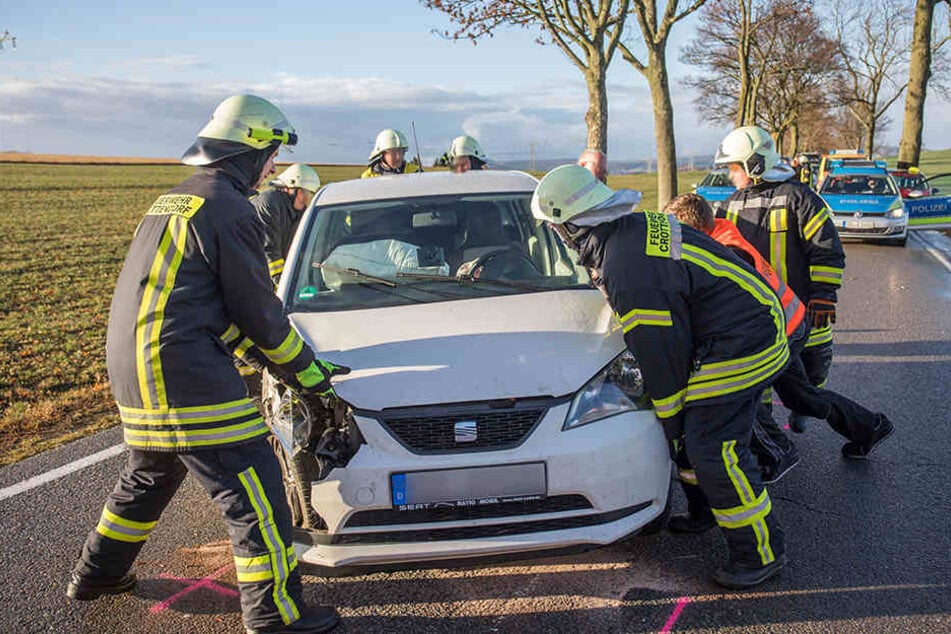 Mit viel Muskelkraft versetzten die Feuerwehrleute das Auto, um die Strecke zumindest teilweise befahrbar zu machen.