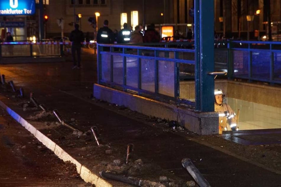 Der Mazda fuhr mehrere Poller um und knallte dann gegen den U-Bahn-Eingang.