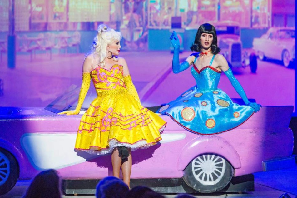 Petticoats und Pink-Cabrio - mit Rock'n'Roll an der amerikanischen Route 66 beginnt die Weltreise.