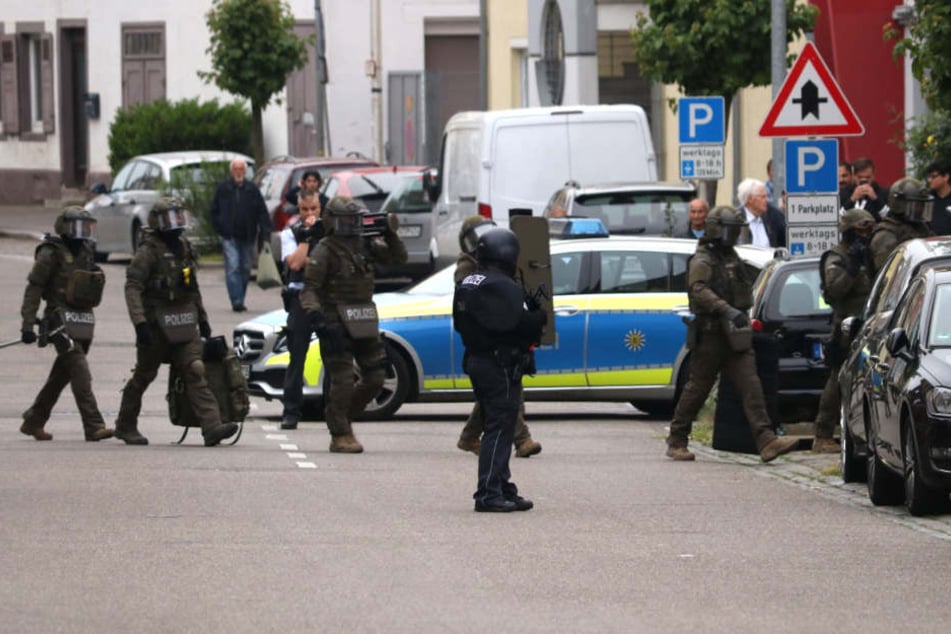 Die Polizei rückte mit sieben Streifenbesatzungen und Spezialkräften an.