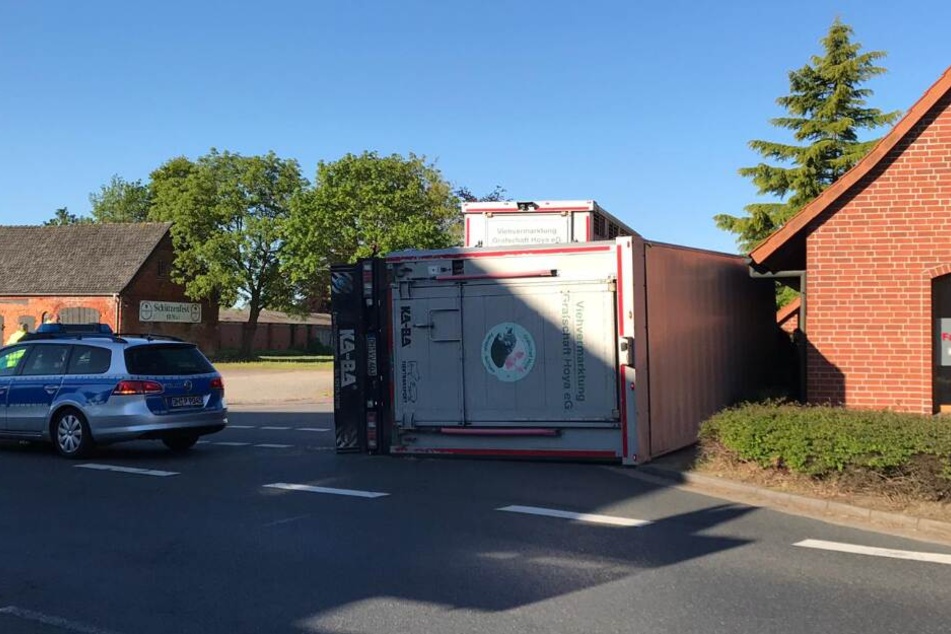 Der Schweinetransporter blieb auf der Seite liegen.