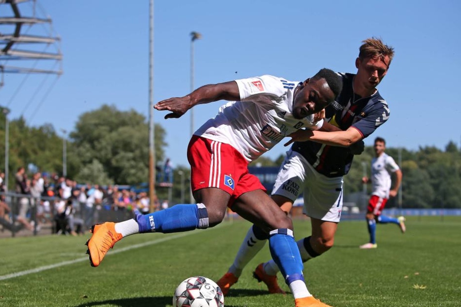 HSV-Profi Khaled Narey (l) versucht den Ball gegen einen dänischen Gegenspieler abzuschirmen.