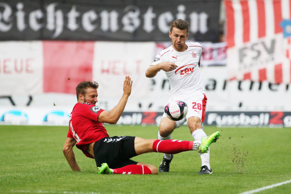 Pascal Sohm (l.) und Nils Miatke im Zweikampf.