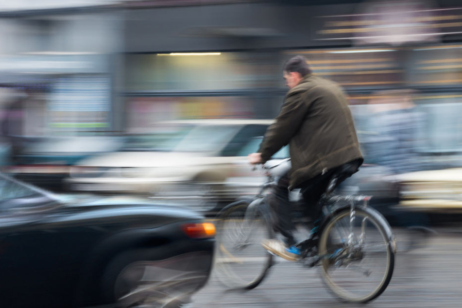Der Radfahrer (53) musste nach einem Unfall mit Kopfverletzungen in ein Krankenhaus gebracht werden (Symbolbild).