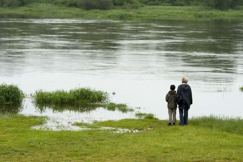 Der 7-Jährige ist durch Unachtsamkeit ins Wasser gefallen. (Symbolbild)