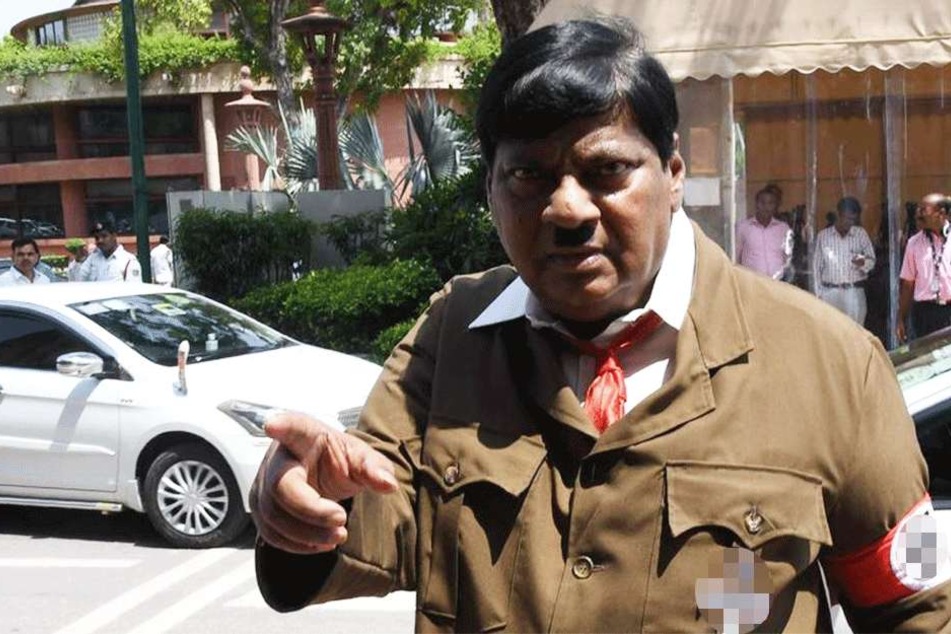 Naramalli Sivaprasad (67) als Adolf Hitler.