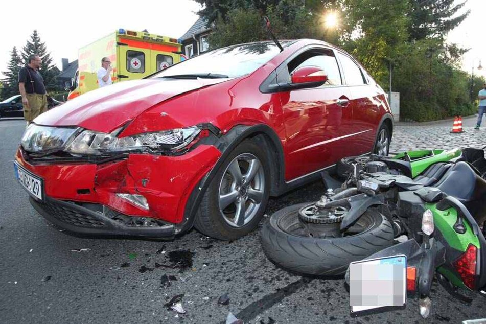 Der Fahrer einer Kawasaki ER-6f kollidierte in Höhe der Ricarda-Huch-Straße mit einem Honda Civic.
