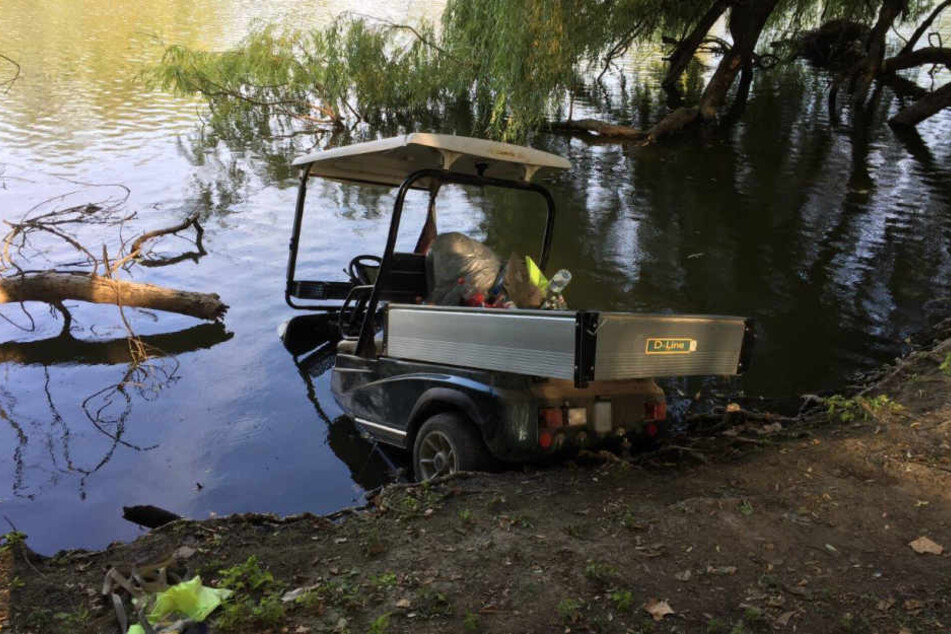 Mit der Schnauze war das Golf-Caddy ins Wasser eingetaucht.