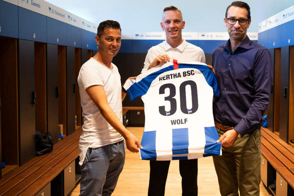 Ante Covic und Michael Preetz stellen Marius Wolf vor.
