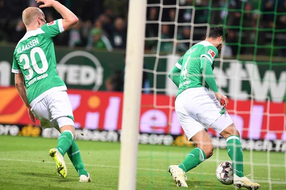 Claudio Pizarro (re.) dreht nach seinem Treffer zum 1:3 ab – sein erstes Tor für Werder seit März 2017.