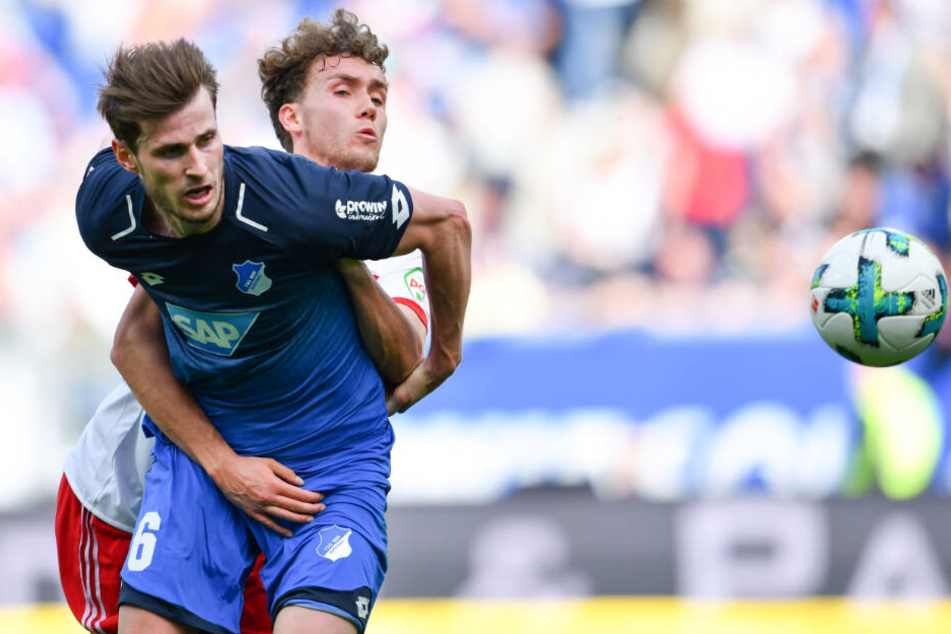 Hoffenheims Harvard Nordtveit (links im Bild) und Hamburgs Luca Waldschmidt kämpfen um den Ball.