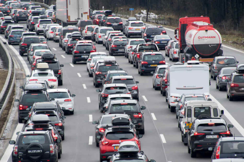 Auf der A38 bewegt sich zur Zeit nichts mehr. (Symbolbild)