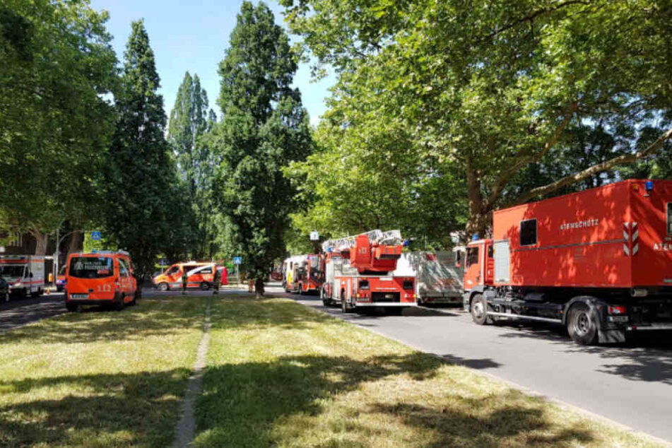 Mit einem Großaufgebot war die Berliner Feuerwehr nach Westend ausgerückt.