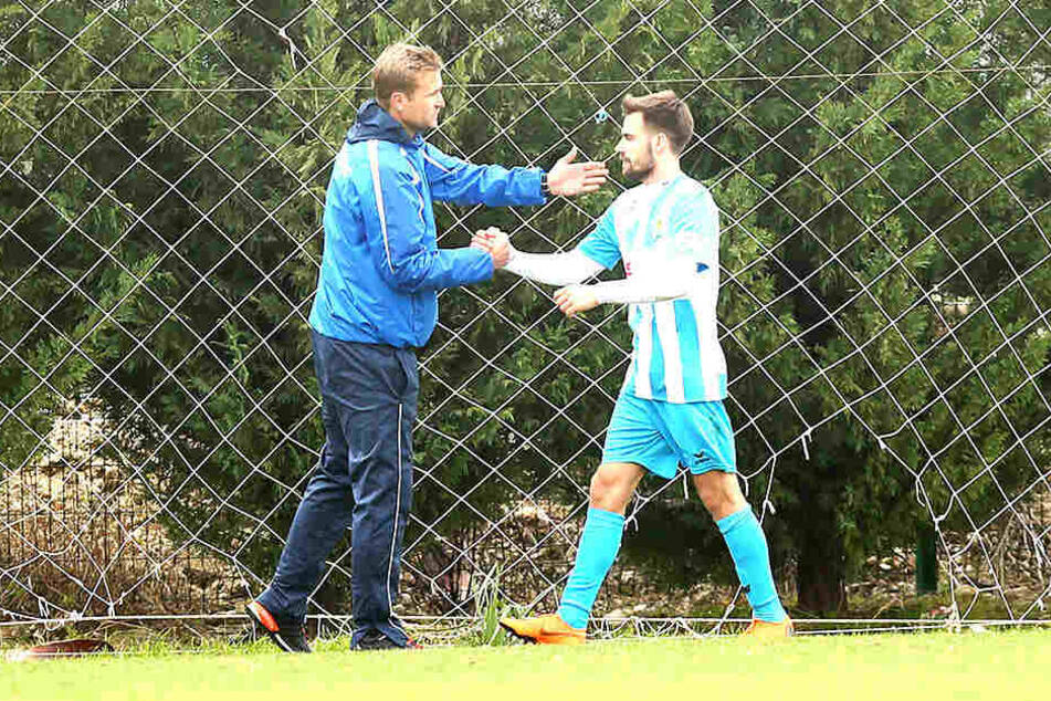 Liridon Vocaj (rechts) bekommt den Händedruck und einen Klaps auf die Schulter vom Chemnitzer Trainer David Bergner.