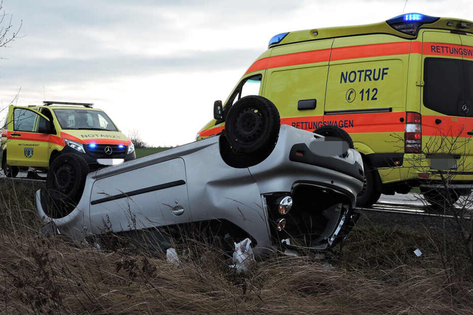 Die Einsatzkräfte holten die bewusstlose Fahrerin aus dem Auto.