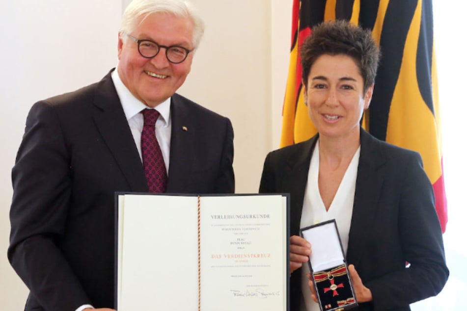 Bundespräsident Frank-Walter Steinmeier (62) ehrt Moderatorin Dunja Hayali (43) mit dem Verdienstorden.