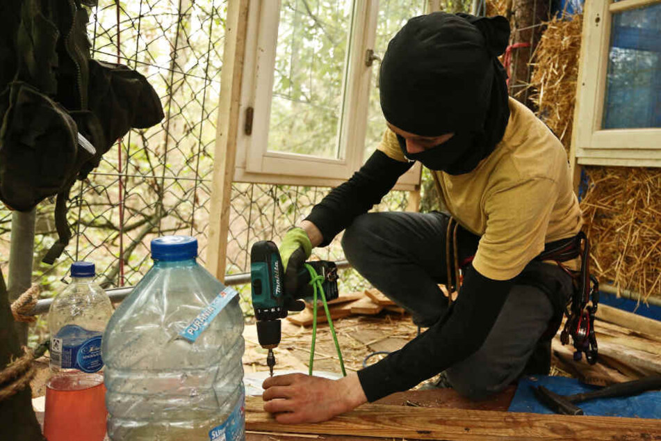Am Hambacher Forst hatten Aktivisten bereits wieder mit dem Bau von Baumhäusern begonnen.