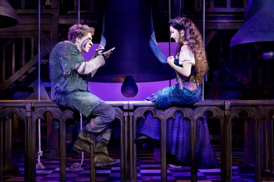 Das Musical erzählt die Geschichte des buckeligen Quasimodo und der schönen Esmeralda.