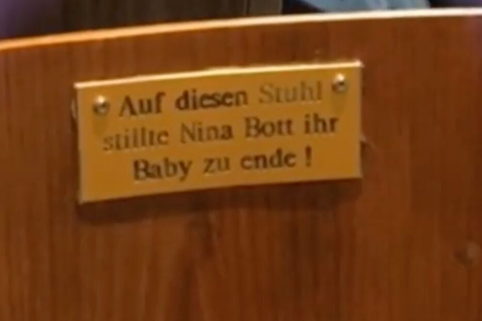 Eine eher ungewöhnliche Gedenktafel ziert nun den Stuhl.