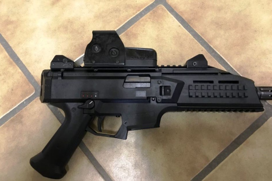 In der Wohnung eines Verdächtigen entdeckten die Ermittler scharfe Waffen.
