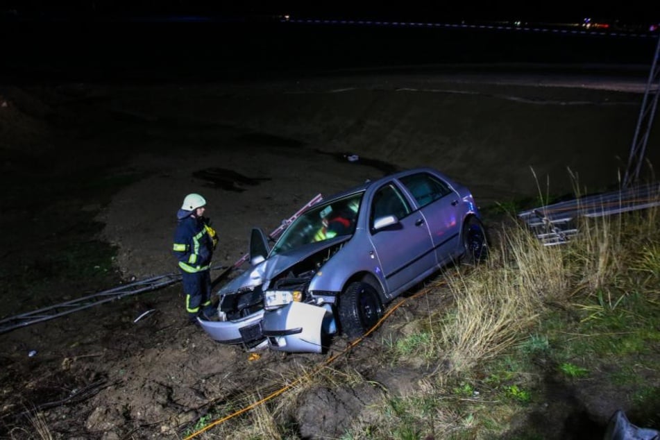 Am Mittwochabend ist eine junge Frau in ihrem Skoda von der A10-Abfahrt Oberkrämer abgekommen und in den Graben gerauscht.
