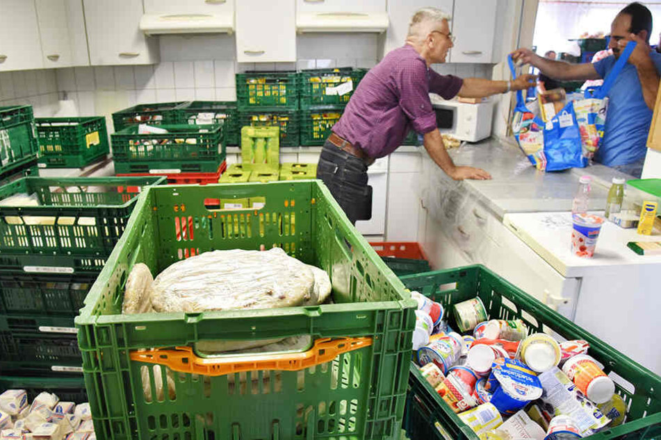 Helfer reichen bei der Leipziger
Tafel Lebensmittel aus. Für solche Vereine könnte das neue Seniorenprogramm
nützlich sein.