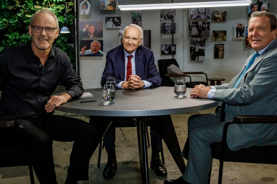 Reinhold Beckmann empfängt Edmund Stoiber (Mitte) und Gerhard Schröder (rechts)