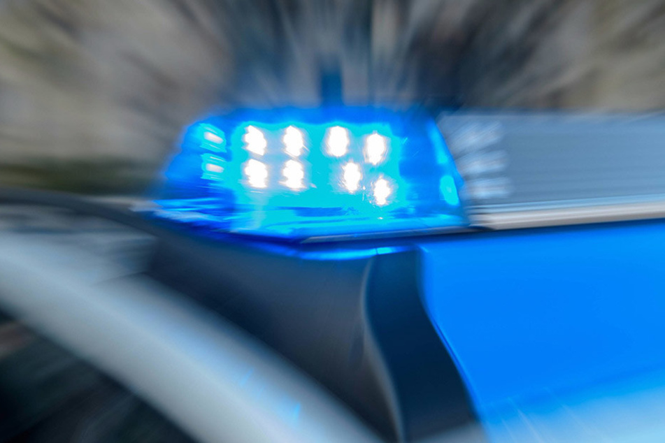 Eine 30-Jährige kam offenbar aus Unachtsamkeit von der B2 ab, krachte gegen die Leitplanke und überschlug sich. Sie wurde leicht verletzt.