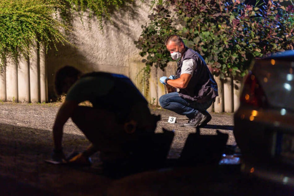 Die Polizei sicherte rund um die Unterkunft Spuren, die Feuerwehr leuchtete das Gelände unterstützend aus.