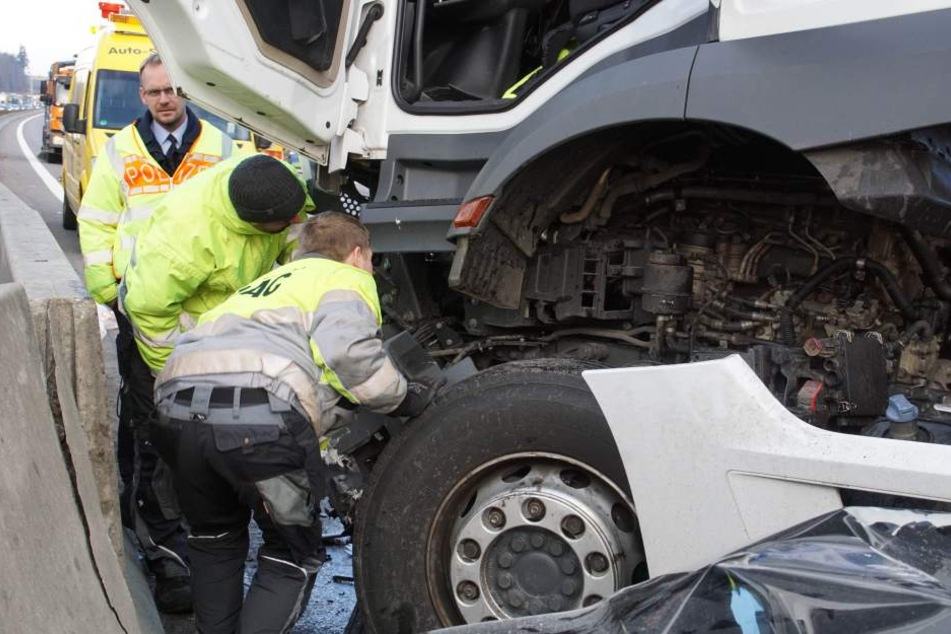 Der Lkw krachte mit voller Wucht gegen eine Betonwand.