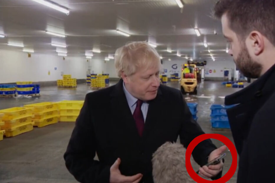 Nachdem er das Handy-Bild sah, steckte Boris Johnson das Smartphone einfach ein.