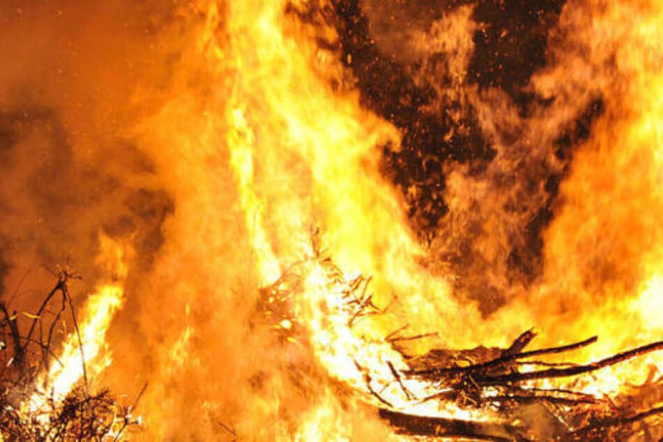 Das Feuer war durch eine umgefallene Fackel entstanden. (Symbolbild)