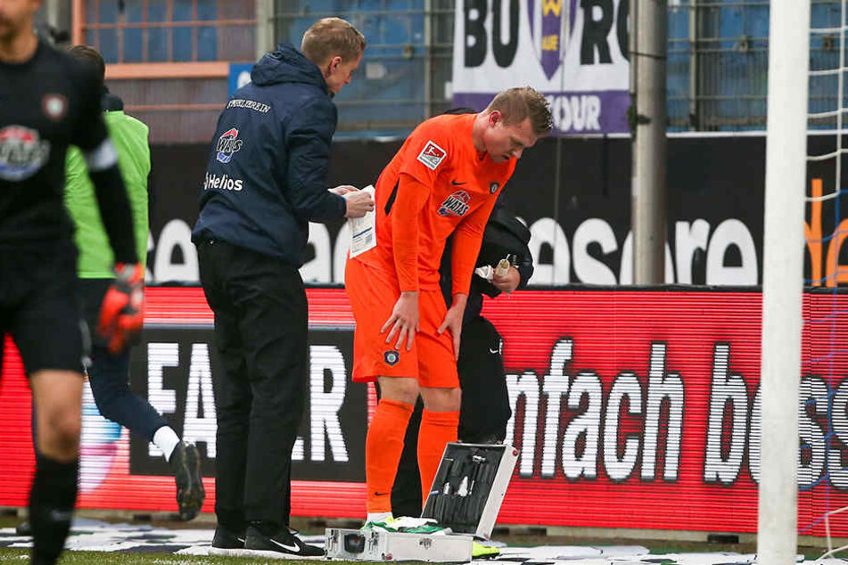 Steve Breitkreuz wird nach seiner Verletzung in Bochum am Spielfeldrand behandelt.