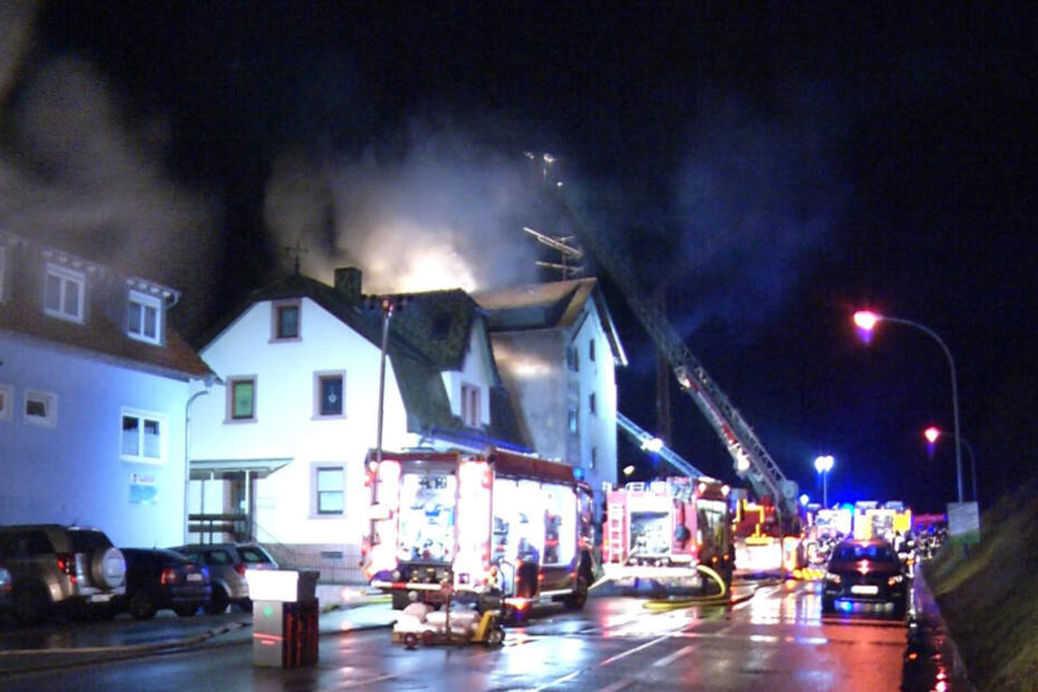 Dutzende Feuerwehrleute versuchten den Brand zu löschen.