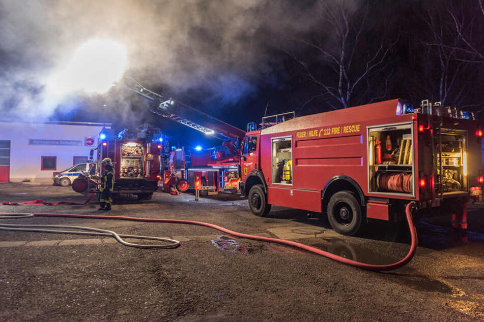 Die Feuerwehr konnte die Werkstatt nicht retten, sie brannte aus.