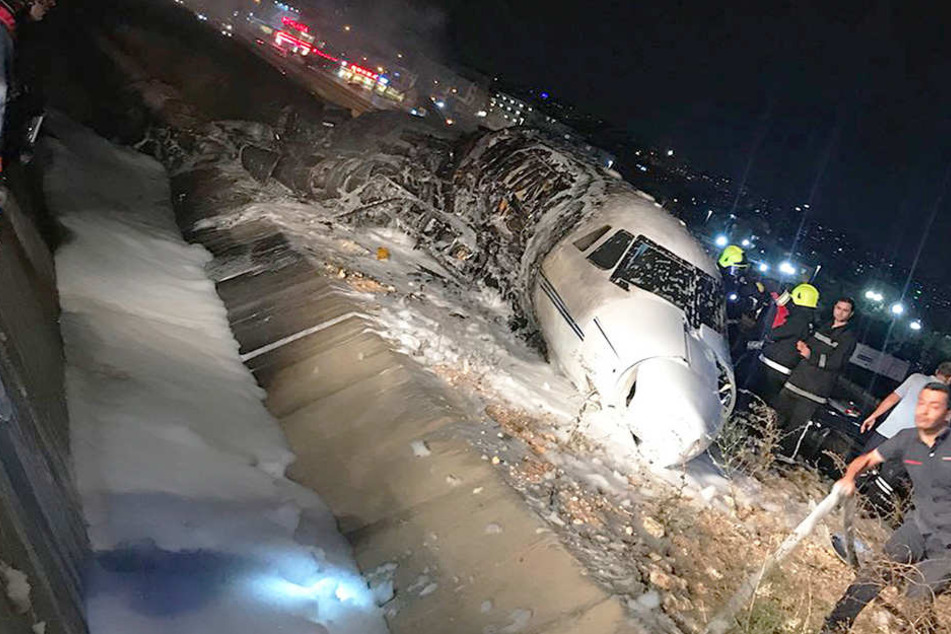 Das Privatflugzeug ist bei einer Notlandung auf dem von der Piste abgekommen und in Brand geraten.